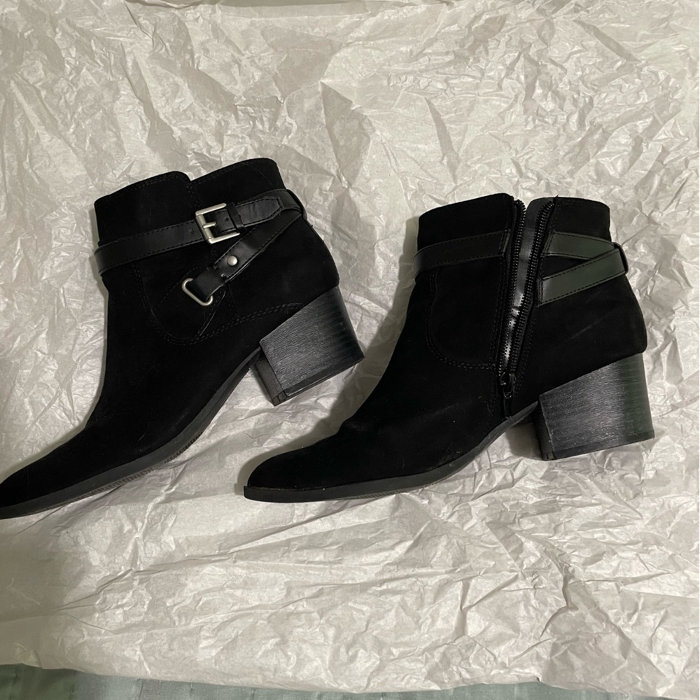 Sleek Black Ankle Booties with Chunky Heel and Side Zipper by Unisa Size 7.5